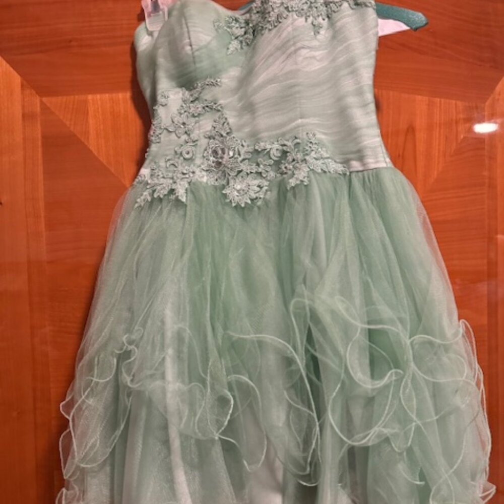 green dress ruffle for nice occasion